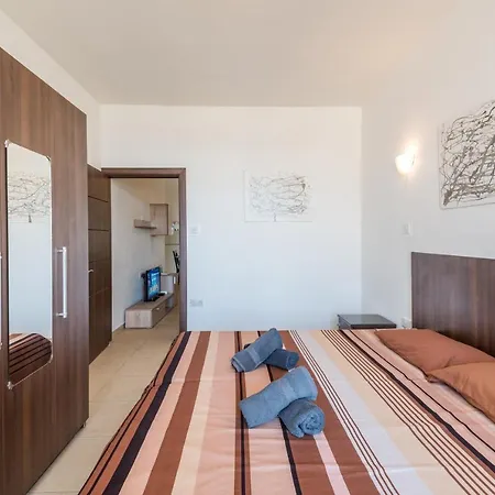 Apartment Seashells 2 Bedroom With Terrace, Just Off The Bugibba Promenade - By Getwaysmalta *