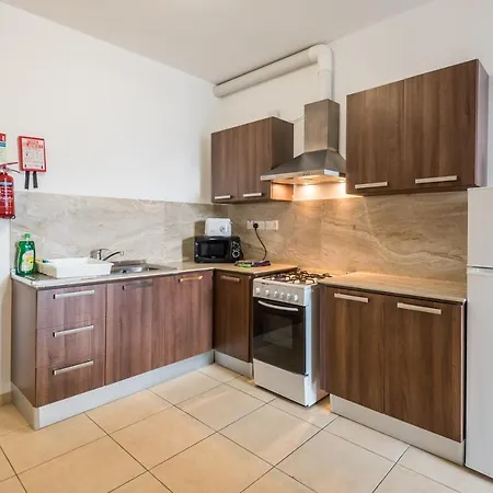 Seashells 2 Bedroom With Terrace, Just Off The Bugibba Promenade - By Getwaysmalta Apartman